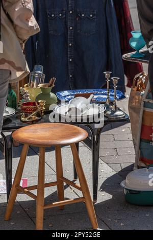 Göteborg, Suède - 29 mai 2022: Les gens chassent pour des trésors sur un marché aux puces de rue Megaloppis à Majorna. Banque D'Images