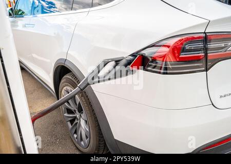 Halmstad, Suède - 10 juillet 2022: Chargement de voiture Tesla au superchargeur Tesla Halmstad Banque D'Images