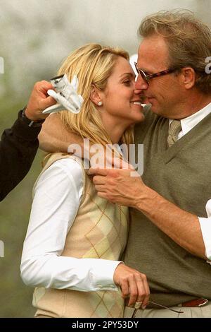 Paris, France. 03rd mai 2023. Photo du fichier - Christine Baumgartner et Kevin Costner . Kevin Costner et sa femme de près de 19 ans, Christine Baumgartner, divorcent, un représentant de l'acteur a dit mardi. Costner et Baumgartner, concepteur de maquettes et de sacs à main, ont commencé à dater en 1998 avant de se marier dans son ranch du Colorado en 2004. Photo par Max Colin/ABACAPRESS.COM crédit: Abaca Press/Alay Live News Banque D'Images