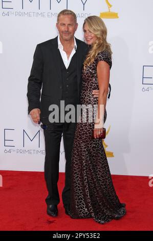 Los Angeles, États-Unis. 03rd mai 2023. Photo du dossier - Kevin Costner et l'épouse Christine Baumgartner arrivent pour les Prix annuels Primmy 64th qui ont eu lieu au Nokia Theatre, L.A. Vivez à Los Angeles, Californie, Etats-Unis sur 23 septembre 2012. Kevin Costner et sa femme de près de 19 ans, Christine Baumgartner, divorcent, un représentant de l'acteur a dit mardi. Costner et Baumgartner, concepteur de maquettes et de sacs à main, ont commencé à dater en 1998 avant de se marier dans son ranch du Colorado en 2004. Photo de Baxter/ABACAPRESS.COM crédit: Abaca Press/Alay Live News Banque D'Images