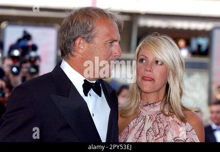 Photo de dossier datée de 5 mai 2003 de l'acteur américain Kevin Costner et de sa petite amie Christine Baumgartner arrivent à la projection du film Matrix Reloaded au Palais des Festivals dans le cadre du Festival de Cannes 56th. Kevin Costner et sa femme de près de 19 ans, Christine Baumgartner, divorcent, un représentant de l'acteur a dit mardi. Costner et Baumgartner, concepteur de maquettes et de sacs à main, ont commencé à dater en 1998 avant de se marier dans son ranch du Colorado en 2004. Photo par Arnal-Hahn-Nebinger/ABACAPRESS.COM crédit: Abaca Press/Alay Live News Banque D'Images