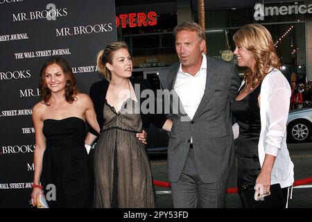 Photo du dossier - Kevin Costner, son épouse Christine Baumgartner et ses filles Annie et Lily arrivent pour la première de 'Mr. Brooks' au Mann's Chinese Theatre à Hollywood, CA, USA sur 22 mai 2007. Kevin Costner et sa femme de près de 19 ans, Christine Baumgartner, divorcent, un représentant de l'acteur a dit mardi. Costner et Baumgartner, concepteur de maquettes et de sacs à main, ont commencé à dater en 1998 avant de se marier dans son ranch du Colorado en 2004. Photo de Brian Lindensmith/ABACAPRESS.COM crédit: Abaca Press/Alay Live News Banque D'Images