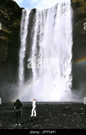 Cascade de Skogafoss sur la côte sud de l'Islande. Banque D'Images