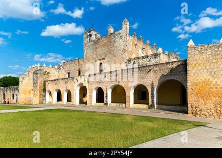 Façade du couvent de San Bernardino de Sienne, Valladolid, Yucatan, Mexique Banque D'Images