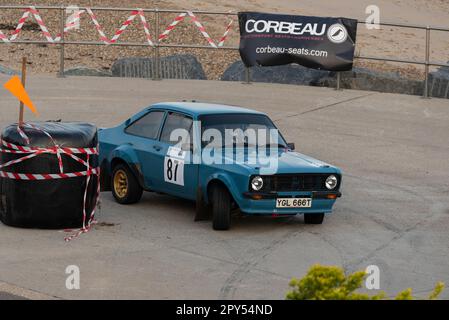 Peter Hinton qui fait la course d'un Ford Escort Mk2 classique 1979 qui participe au rallye de sièges Corbeau sur le front de mer à Clacton, Essex, Royaume-Uni. Pilote adjoint Dean Mitchell Banque D'Images