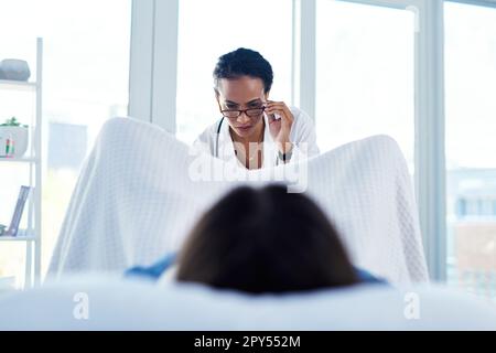 Mieux vaut prévenir que guérir... soyez dépisté. une jeune femme ayant une consultation avec un gynécologue. Banque D'Images