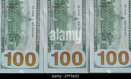 Mise à plat de plusieurs billets de cent 100 dollars billets verts disposés en ligne. Billets de banque en papier, argent, monnaie. Banque D'Images