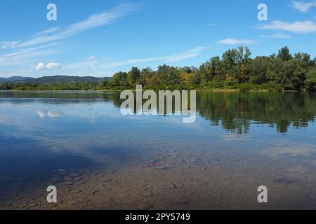 Rivière Drina près de la ville de Banja Koviljaca, Serbie, vue sur la côte de Bosnie-Herzégovine. Rybnik sur la Drina. Le flux d'eau, le ciel bleu, la verdure sur le côté opposé de la rivière. Banque D'Images