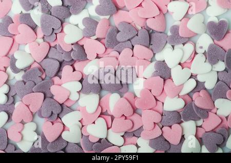 Sucre plein de couleur parsemé de points une forme du coeur, un ornement pour une tarte et des produits de boulangerie, beaucoup d'éclaboussures comme un fond Banque D'Images