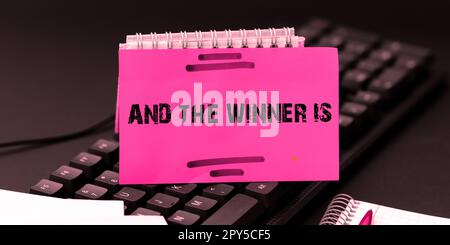 Écriture de texte et le gagnant est. Photo conceptuelle Résultats écrits d'un bref questionnaire ou d'un examen sur Internet Banque D'Images