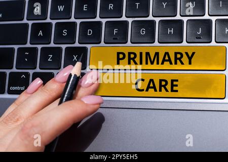 Écriture du texte affichant soins primaires. Notion : soins de santé fournis par un médecin, un pédiatre ou une infirmière Banque D'Images