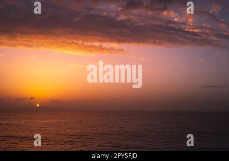 Magnifique vue sur la plage au coucher du soleil Banque D'Images