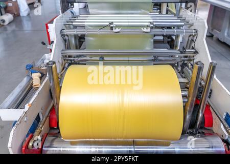 rouleau en plastique sur une machine pour la production de sacs en polyéthylène Banque D'Images