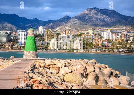 Jetée de Benalmadena et vue sur le front de mer, région andalouse Banque D'Images