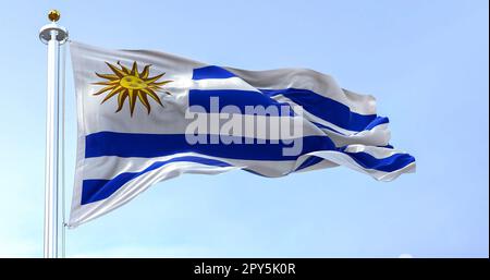 Drapeau national de l'Uruguay flottant dans le vent par une journée ensoleillée. 9 bandes horizontales : blanc et bleu alternés, avec sol de Mayo en carré blanc. 3d malade Banque D'Images