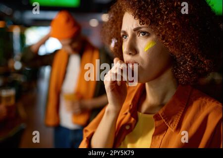 Gros plan portrait du jeune fan de football féminin concentré Banque D'Images