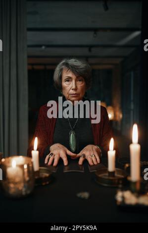 Portrait d'un représentant de fortune tenant une suspension en cristal pour la cession de la séance Banque D'Images