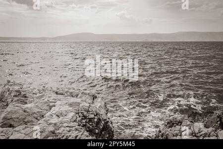 Magnifique plage turquoise et rocheuse et promenade Novi Vinodolski Croatie. Banque D'Images