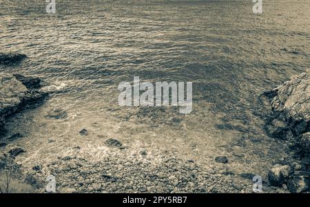 Magnifique plage turquoise et rocheuse et promenade Novi Vinodolski Croatie. Banque D'Images