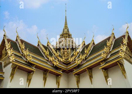 La décoration d'architecture thaïlandaise du château sur le toit de Dusit Maha Prasat Hall à Bangkok, en Thaïlande Banque D'Images