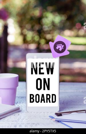 Texte d'écriture Nouveau sur l'appareil. Concept Internet Bienvenue à l'équipe adaptation collaboration quelqu'un a embauché Banque D'Images