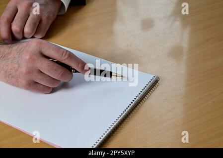 Stylo à bille sur feuille de papier blanche Banque D'Images