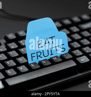 Écriture affichant du texte mangez des fruits. Mot écrit sur consommer tout produit de la croissance végétale utile aux humains ou aux animaux Banque D'Images