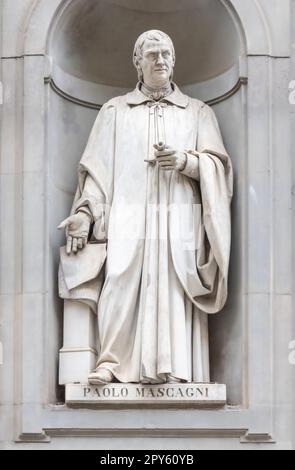 Florence, Toscane, Italie. Statue de la Piazzale degli Uffizi de Paolo Mascagni, 1755-1815. Médecin et anatomiste italien. Le centre historique de Flo Banque D'Images