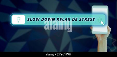Panneau indiquant Slow Down Relax de stress. Internet concept ont une pause réduire les niveaux de stress repos calme Banque D'Images
