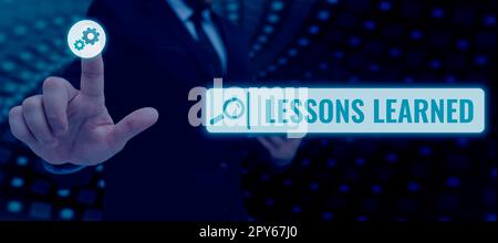 Inspiration montrant le signe leçons apprises. Concept Internet promouvoir le partage et l'utilisation des connaissances issues de l'expérience Banque D'Images