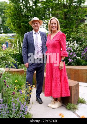 Photo du dossier datée du 23/05/22 de Sophie Raworth (à droite) avec le designer de jardin Joe Swift qui sera de nouveau à la tête de la chaîne de présentation de la BBC pour le RHS Chelsea Flower Show. Banque D'Images