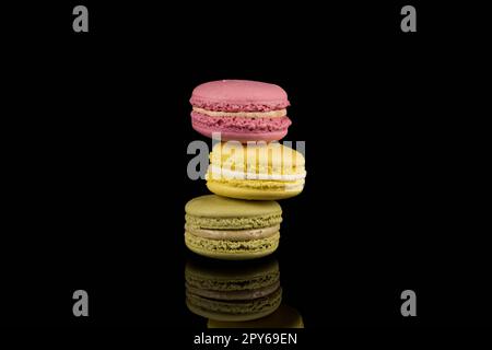 Macaron coloré sur fond noir Banque D'Images