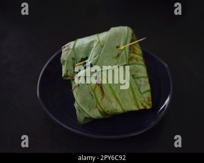 Riz enveloppé dans des feuilles de Lotus . Cuisine thaïlandaise . Banque D'Images