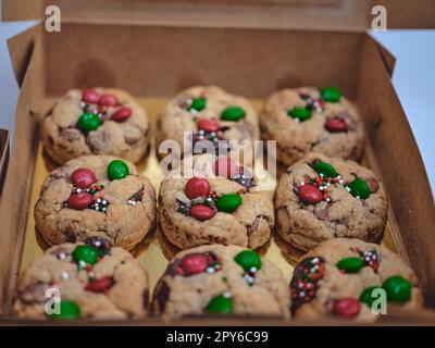 Gros plan de cookies faits maison dans une boîte . Banque D'Images