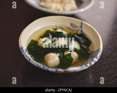 Soupe claire à l'algue et au porc haché. Cuisine THAÏLANDAISE Banque D'Images