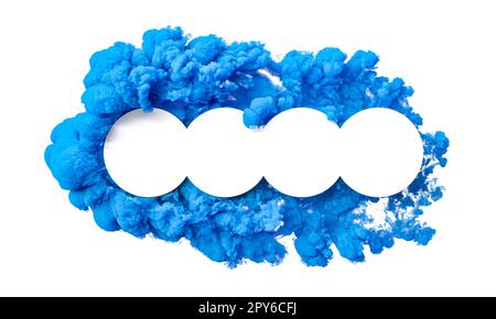Bannière blanche incurvée avec nuage bleu, isolée sur blanc. Banque D'Images