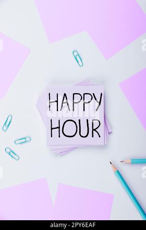 Affiche textuelle indiquant Happy Hour. Mot écrit sur le temps de passer des activités qui vous fait vous détendre pendant un certain temps Banque D'Images