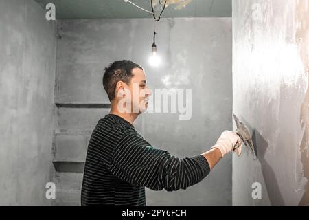 réglage manuel du mur sur le chantier de construction avec la truelle Banque D'Images