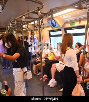 Passagers d'un train de transit Skytrain ou d'un train aérien BTS, faisant partie d'un système de transit rapide surélevé, Bangkok, Thaïlande, 3 mai 2023. Transports publics, thème du transport en commun. Banque D'Images