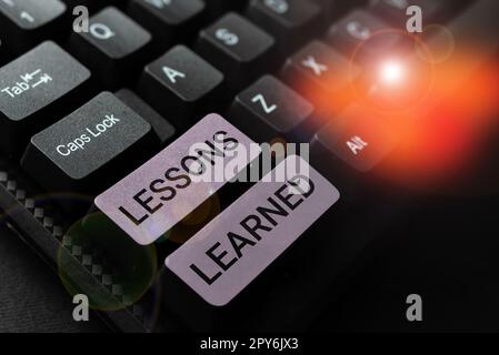 Écriture affichage de texte leçons apprises. Présentation de l'entreprise promouvoir le partage et l'utilisation des connaissances issues de l'expérience Banque D'Images