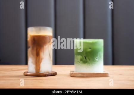 Latte au café glacé et matcha glacé sur une table en bois Banque D'Images