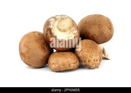 Champignons entiers Cremini isolés sur blanc Banque D'Images