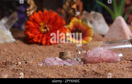 Fleur avec des rochers de pyrite et des cristaux de Chakra sur le sable rouge australien Banque D'Images