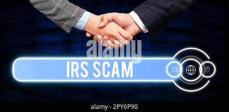 Affiche indiquant IRS Scam. La photo conceptuelle a ciblé les contribuables en prétendant être le service du revenu interne Banque D'Images