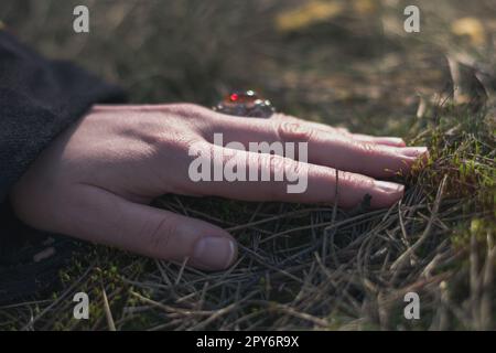 Gros plan main femme avec bague rétro photo concept Banque D'Images