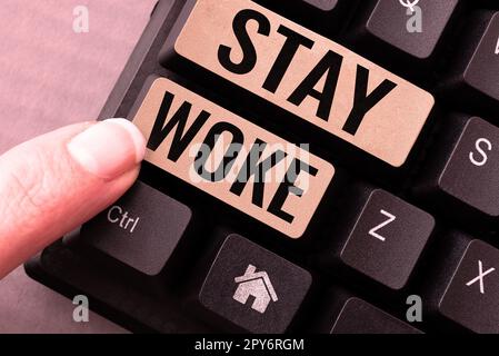 Le texte d'écriture reste bien réveillé. Mot écrit sur être conscient de votre environnement et les choses en cours de rester informé Banque D'Images