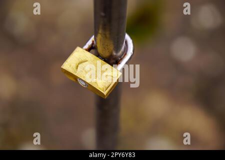 Serrure d'amour comme un symbole d'amour et d'unité accrochée à un pont balustrade Banque D'Images