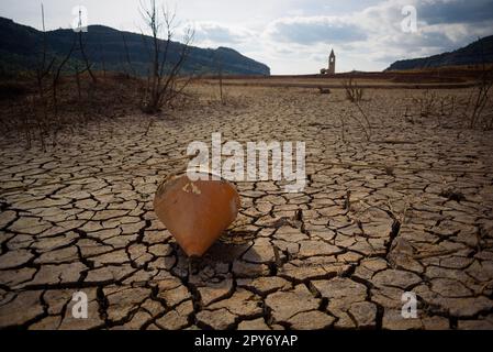 La terre brûlée et les mottes de terre sont vues sur des terres sèches causées par la sécheresse et le manque de pluie dû au changement climatique. Concept de pénurie d'eau et climat cr Banque D'Images