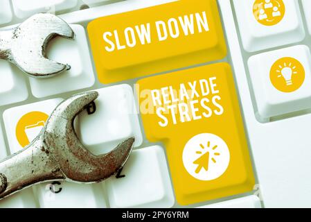 Panneau indiquant Slow Down Relax de stress. Internet concept ont une pause réduire les niveaux de stress repos calme Banque D'Images