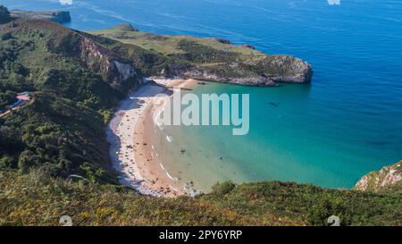 Vue panoramique de Playa de Ballota depuis le Mirador de la Boriza, Asturies, Espagne Banque D'Images